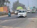 Officials said resurfacing must be completed within 24 hours of scraping the old layer to reduce dust pollution, which is one of the major contributors to pollution in the Capital. (Arvind Yadav/HT Photo)