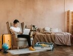 Affordable cabin suitcases: Secure your laptop and travel smart, all under <span class='webrupee'>₹</span>5000.(Pexels)