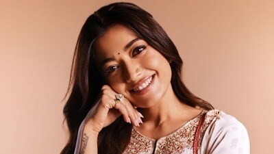 <p>రష్మిక మందన్న- రష్మిక మందన్నా సినీ కెరీర్ ఈ ఏడాది చాలా బాగుంది. ఛావా, సికందర్, థామా, ది గర్ల్ ఫ్రెండ్ వంటి చిత్రాలతో నేషనల్ క్రష్ ఎక్కువగా వార్తల్లో నిలిచింది. ఫలితంగా బ్యూటిఫుల్ రష్మిక ఐఎండీబీ జాబితాలో 6వ స్థానంలో నిలిచింది.</p> <p>రష్మిక మందన్న- రష్మిక మందన్నా సినీ కెరీర్ ఈ ఏడాది చాలా బాగుంది. ఛావా, సికందర్, థామా, ది గర్ల్ ఫ్రెండ్ వంటి చిత్రాలతో నేషనల్ క్రష్ ఎక్కువగా వార్తల్లో నిలిచింది. ఫలితంగా బ్యూటిఫుల్ రష్మిక ఐఎండీబీ జాబితాలో 6వ స్థానంలో నిలిచింది.</p>