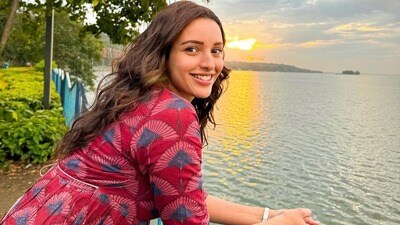 <p>తృప్తి డిమ్రి - తృప్తి డిమ్రి ఈ ఏడాది ప్రముఖ నటీనటుల జాబితాలో టాప్ 5 లో చోటు దక్కించుకోలేకపోయారు. తృప్తి ఐఎమ్డీబీ జాబితాలో 8వ స్థానంలో ఉంది. ధడక్ 2 చిత్రం కారణంగా ఆమె ఈ సంవత్సరం వార్తల్లో నిలిచింది.</p> <p>తృప్తి డిమ్రి - తృప్తి డిమ్రి ఈ ఏడాది ప్రముఖ నటీనటుల జాబితాలో టాప్ 5 లో చోటు దక్కించుకోలేకపోయారు. తృప్తి ఐఎమ్డీబీ జాబితాలో 8వ స్థానంలో ఉంది. ధడక్ 2 చిత్రం కారణంగా ఆమె ఈ సంవత్సరం వార్తల్లో నిలిచింది.</p>
