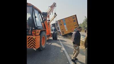 A crane clearing the Chandigarh-Delhi National Highway-44 at Gharaunda, 17km from Karnal, after a truck collided with bus and fell on two motorcycles and a car on Wednesday morning. (HT Photo)