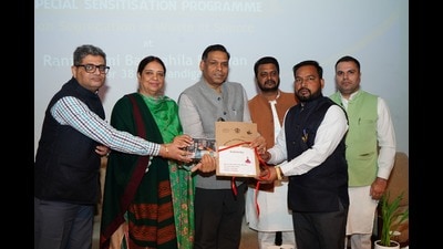 Mayor Harpreet Kaur Babla and MC commissioner Amit Kumar with others during the signing of the MoU. (HT Photo) Mayor Harpreet Kaur Babla and MC commissioner Amit Kumar with others during the signing of the MoU. (HT Photo)