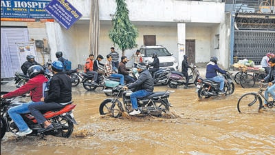 Motorists wade through an inundated stretch in Yamuna Vihar on Wednesday. (Sanchit Khanna/HT Photo) Motorists wade through an inundated stretch in Yamuna Vihar on Wednesday. (Sanchit Khanna/HT Photo)