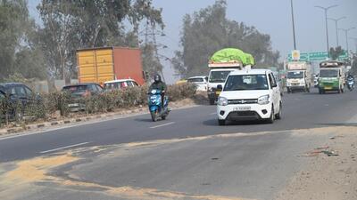 Officials said resurfacing must be completed within 24 hours of scraping the old layer to reduce dust pollution, which is one of the major contributors to pollution in the Capital. (Arvind Yadav/HT Photo) Officials said resurfacing must be completed within 24 hours of scraping the old layer to reduce dust pollution, which is one of the major contributors to pollution in the Capital. (Arvind Yadav/HT Photo)
