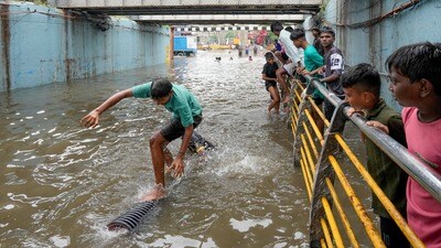 భారీ వర్షాలకు చెన్నైలో పరిస్థితి ఇలా.. (PTI) భారీ వర్షాలకు చెన్నైలో పరిస్థితి ఇలా.. (PTI)