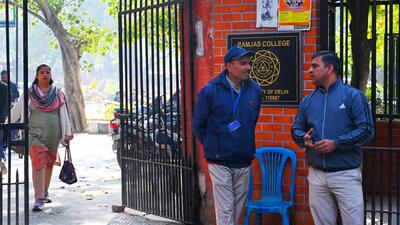 Police and bomb squad personnel at Ramjas College. (Vipin Kumar/HT Photo) Police and bomb squad personnel at Ramjas College. (Vipin Kumar/HT Photo)