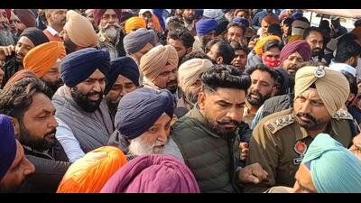 Shiromani Akali Dal (SAD) and the Congress held protests at Bhikhiwind on Wednesday, alleging that Aam Aadmi Party (AAP) workers stopped their party candidates from filing nominations for the upcoming Zila Parishad and Panchayat Samiti polls. Shiromani Akali Dal (SAD) and the Congress held protests at Bhikhiwind on Wednesday, alleging that Aam Aadmi Party (AAP) workers stopped their party candidates from filing nominations for the upcoming Zila Parishad and Panchayat Samiti polls.