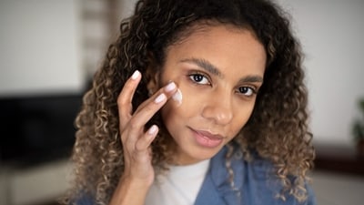 A skincare creator suggests that sunscreen reapplication should be based on UV exposure, rather than a fixed time interval. (Freepik) A skincare creator suggests that sunscreen reapplication should be based on UV exposure, rather than a fixed time interval. (Freepik)