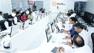 ఆర్టీజీఎస్ కేంద్రంలో అధికారులతో ముఖ్యమంత్రి చంద్రబాబు సమీక్ష ఆర్టీజీఎస్ కేంద్రంలో అధికారులతో ముఖ్యమంత్రి చంద్రబాబు సమీక్ష