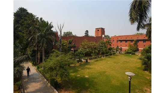 Two Delhi University colleges get bomb threat emails; police on site (Amal KS/Hindustan Times)