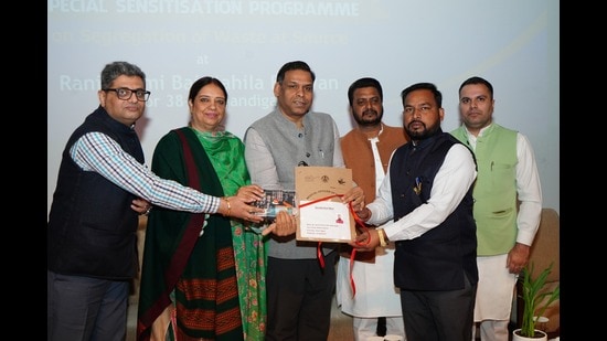 Mayor Harpreet Kaur Babla and MC commissioner Amit Kumar with others during the signing of the MoU. (HT Photo)
