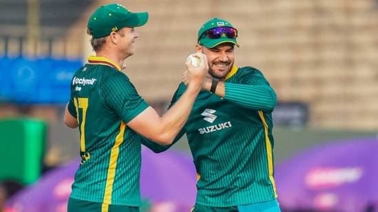 South Africa picked up three wickets conceding only 32 runs clawing slowly back into the match.(PTI)
