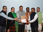 Mayor Harpreet Kaur Babla and MC commissioner Amit Kumar with others during the signing of the MoU. (HT Photo) Mayor Harpreet Kaur Babla and MC commissioner Amit Kumar with others during the signing of the MoU. (HT Photo)