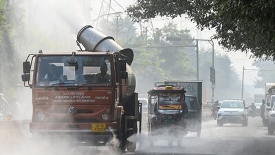 But despite slight improvement, several parts of Delhi and NCR remained shrouded in a dense layer of toxic smog (Sunil Ghosh / Hindustan Times) But despite slight improvement, several parts of Delhi and NCR remained shrouded in a dense layer of toxic smog (Sunil Ghosh / Hindustan Times)