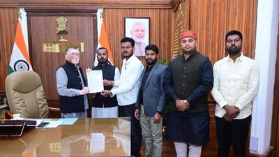 A delegation of the students wing of the AJSU Party on Thursday met governor Santosh Gangwar at Lok Bhavan. (HT Photo)