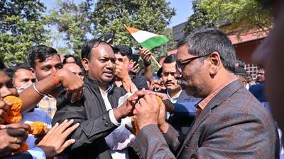 CGL exam candidates expressed their gratitude to Jharkhand chief minister Hemant Soren in Ranchi on Thursday. (HT Photo) CGL exam candidates expressed their gratitude to Jharkhand chief minister Hemant Soren in Ranchi on Thursday. (HT Photo)