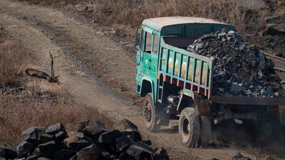 <p>అరుదైన రాక్ ఈగల్ గుడ్ల పొదకు ఇబ్బంది రాకుండా చర్యలు తీసుకోవాలని పీసీసీఎఫ్… వికారాబాద్ జిల్లా అటవీ అధికారులను అప్రమత్తం చేసింది. సంఘటనా స్థలానికి చేరుకున్న అటవీశాఖ సిబ్బంది… అరుదైన పక్షి జాతులు, గుడ్లు ఉన్నాయని గుర్తించింది. క్వారీ యాజమాని అయిన లక్ష్మారెడ్డికి కూడా సమాచారం ఇచ్చారు. వాటిని రక్షించటంతో గుడ్లు పొదిగేందుకు ఇబ్బందులు రాకుండా ఉండేందుకు క్వారీ పనులను కూడా నిలిపివేసేందుకు అంగీకరించాడు. అప్పటి నుంచి అటవీశాఖ సిబ్బంది ఈ పక్షిని నిశితంగా గమనిస్తోందని జ్ఞానేశ్వర్ తెలిపారు.</p> ( image from @sudhakarudumula 'X' Account) <p>అరుదైన రాక్ ఈగల్ గుడ్ల పొదకు ఇబ్బంది రాకుండా చర్యలు తీసుకోవాలని పీసీసీఎఫ్… వికారాబాద్ జిల్లా అటవీ అధికారులను అప్రమత్తం చేసింది. సంఘటనా స్థలానికి చేరుకున్న అటవీశాఖ సిబ్బంది… అరుదైన పక్షి జాతులు, గుడ్లు ఉన్నాయని గుర్తించింది. క్వారీ యాజమాని అయిన లక్ష్మారెడ్డికి కూడా సమాచారం ఇచ్చారు. వాటిని రక్షించటంతో గుడ్లు పొదిగేందుకు ఇబ్బందులు రాకుండా ఉండేందుకు క్వారీ పనులను కూడా నిలిపివేసేందుకు అంగీకరించాడు. అప్పటి నుంచి అటవీశాఖ సిబ్బంది ఈ పక్షిని నిశితంగా గమనిస్తోందని జ్ఞానేశ్వర్ తెలిపారు.</p> ( image from @sudhakarudumula 'X' Account)