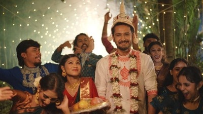 অনন্ত শ্রীবাস্তব প্রযোজিত, এই উৎসবমুখর গানটি প্রাণবন্ত কোরিওগ্রাফি এবং সাংস্কৃতিতে সমৃদ্ধ। গানটিতে গ্রামের আবহে বাঙালি বিয়ের সমস্ত রকমের রীতি তুলে ধরা হয়েছে। অনন্ত শ্রীবাস্তব প্রযোজিত, এই উৎসবমুখর গানটি প্রাণবন্ত কোরিওগ্রাফি এবং সাংস্কৃতিতে সমৃদ্ধ। গানটিতে গ্রামের আবহে বাঙালি বিয়ের সমস্ত রকমের রীতি তুলে ধরা হয়েছে।