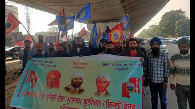 Workers during a protest march in Ludhiana on Thursday. (Hindustan Times)