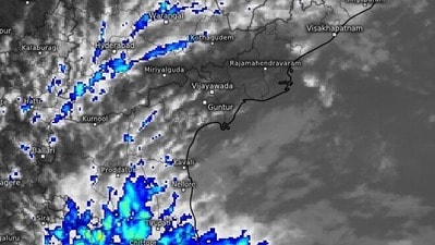 <p>మంగళవారం ఉదయం నుంచి బుధవారం ఉదయం వరకు తిరుపతి, నెల్లూరు జిల్లాల్లో అనూహ్యంగా భారీ నుంచి అత్యంత భారీ వర్షాలు కురిశాయి. అత్యధికంగా తిరుపతి జిల్లా వాకాడులో 28.1 సెంటీమీటర్ల వర్షపాతం నమోదైంది. </p> <p>మంగళవారం ఉదయం నుంచి బుధవారం ఉదయం వరకు తిరుపతి, నెల్లూరు జిల్లాల్లో అనూహ్యంగా భారీ నుంచి అత్యంత భారీ వర్షాలు కురిశాయి. అత్యధికంగా తిరుపతి జిల్లా వాకాడులో 28.1 సెంటీమీటర్ల వర్షపాతం నమోదైంది. </p>
