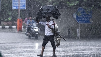 <p>తాజా వాతావరణ పరిస్థితుల నేపథ్యంలో ప్రజలు, రైతులంతా అప్రమత్తంగా ఉండాలని అధికారులు హెచ్చరిస్తున్నారు. ఒక్కసారిగా భారీ వర్షాలు కురిసే అవకాశం ఉందని… లోతట్టు ప్రాంతాల ప్రజలు అలర్ట్ గా ఉండాలని సూచిస్తున్నారు.</p> <p>తాజా వాతావరణ పరిస్థితుల నేపథ్యంలో ప్రజలు, రైతులంతా అప్రమత్తంగా ఉండాలని అధికారులు హెచ్చరిస్తున్నారు. ఒక్కసారిగా భారీ వర్షాలు కురిసే అవకాశం ఉందని… లోతట్టు ప్రాంతాల ప్రజలు అలర్ట్ గా ఉండాలని సూచిస్తున్నారు.</p>
