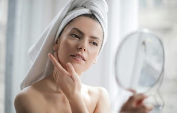 Peptides are essentially short chains of amino acids, tiny messengers that tell your skin or body what to do. Peptides are essentially short chains of amino acids, tiny messengers that tell your skin or body what to do.