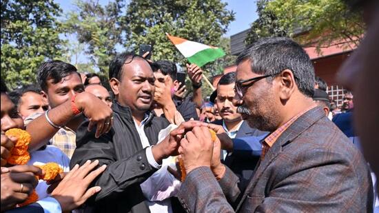 CGL exam candidates expressed their gratitude to Jharkhand chief minister Hemant Soren in Ranchi on Thursday. (HT Photo)
