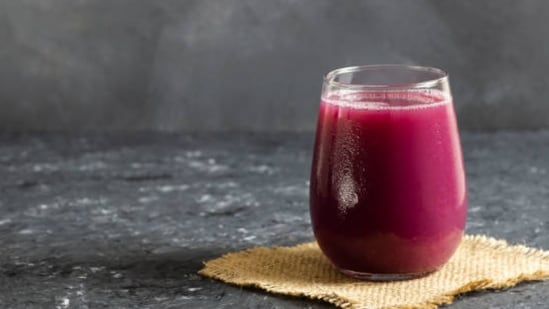 Homemade Beetroot and Amla Juice (Freepik)