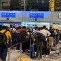 ఇండిగో కౌంటర్ల ముందు ప్రయాణికులు