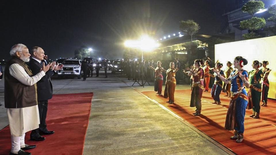 The two leaders hugged and shook hands before briefly watching a cultural performance on the tarmac (@MEAIndia)