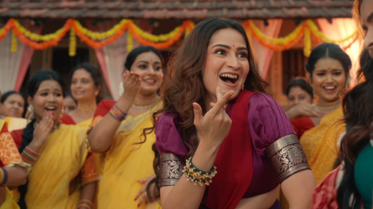 বিয়ের মরশুম শুরু হয়ে গিয়েছে। আর এই মরশুম আরও মাতিয়ে দিতে জিরোওয়ান স্টুডিয়োস নিয়ে এল 'বর এলো'। এই মিউজিক ভিডিয়োর মাধ্যমে তুলে ধরা হয়েছে একটা প্রাণবন্ত নতুন বিয়ের গান। তাতে ভরপুর বাঙালিআনা, বিয়ের রঙ আর ছন্দ।  