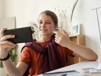 Know how Android’s new warnings and pause features help you avoid screen-sharing scams during bank calls.