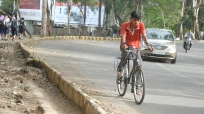 The report calls for a continuous citywide cycling network, stronger markings, better enforcement, and reinstating PMC’s Non-Motorised Transport (NMT) committee. (MAHENDRA KOLHE/HT PHOTO) The report calls for a continuous citywide cycling network, stronger markings, better enforcement, and reinstating PMC’s Non-Motorised Transport (NMT) committee. (MAHENDRA KOLHE/HT PHOTO)