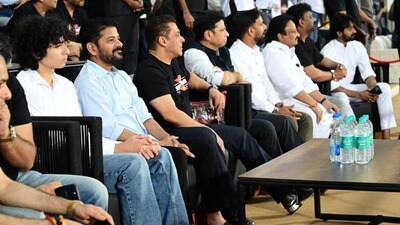 <div>ముఖ్యమంత్రి రేవంత్ రెడ్డి, బాలీవుడ్ హీరో సల్మాన్ ఖాన్తో కలిసి రేసింగ్ వీక్షించారు. సూపర్ క్రాస్ రేసింగ్ రాష్ట్రంలో జరగడం ఇదే మొదటిసారి. చిత్రంలో తెలంగాణ మంత్రి శ్రీధర్ బాబుతో పాటు పలువురు ప్రజాప్రతినిధులు ఉన్నారు.</div> <div>ముఖ్యమంత్రి రేవంత్ రెడ్డి, బాలీవుడ్ హీరో సల్మాన్ ఖాన్తో కలిసి రేసింగ్ వీక్షించారు. సూపర్ క్రాస్ రేసింగ్ రాష్ట్రంలో జరగడం ఇదే మొదటిసారి. చిత్రంలో తెలంగాణ మంత్రి శ్రీధర్ బాబుతో పాటు పలువురు ప్రజాప్రతినిధులు ఉన్నారు.</div>