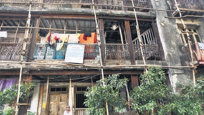 A total of 27,373 families live in these 388 crumbling buildings, scattered across South Mumbai, in areas such as Colaba, Girgaon, Mumbadevi, Byculla, Sewri, Prabhadevi, and Mahim. Each building has 80-100 flats, each measuring 100-200 sq ft (HT Archives) A total of 27,373 families live in these 388 crumbling buildings, scattered across South Mumbai, in areas such as Colaba, Girgaon, Mumbadevi, Byculla, Sewri, Prabhadevi, and Mahim. Each building has 80-100 flats, each measuring 100-200 sq ft (HT Archives)