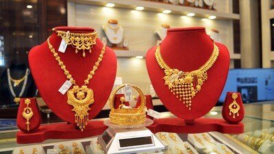 <p>ఇక విశాఖపట్నంలో 10గ్రాముల 22 క్యారెట్ల గోల్డ్ ధర రూ. 1,19,490గాను, 24 క్యారెట్ల పసిడి ధర రూ. 1,30,340ను ఉంది. 100 గ్రాముల సిల్వర్ రేటు రూ. 21,190 ఉంది.</p> <p>ఇక విశాఖపట్నంలో 10గ్రాముల 22 క్యారెట్ల గోల్డ్ ధర రూ. 1,19,490గాను, 24 క్యారెట్ల పసిడి ధర రూ. 1,30,340ను ఉంది. 100 గ్రాముల సిల్వర్ రేటు రూ. 21,190 ఉంది.</p>