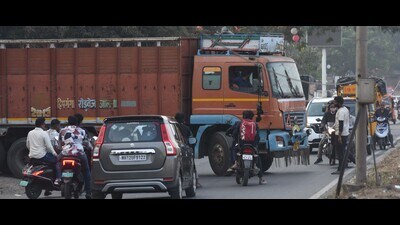 Most penalised vehicles included cars, two-wheelers, and heavy transport vehicles. Initially, the speed limit was set at 30 kmph from November 22 but was revised to 40 kmph from December 4. (HT file) Most penalised vehicles included cars, two-wheelers, and heavy transport vehicles. Initially, the speed limit was set at 30 kmph from November 22 but was revised to 40 kmph from December 4. (HT file)