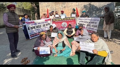 PSPCL staff protesting at Janta Nagar division office in Ludhiana on Monday. (Manish/HT) PSPCL staff protesting at Janta Nagar division office in Ludhiana on Monday. (Manish/HT)