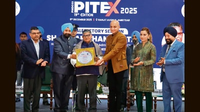 Punjab governor Gulab Chand Kataria with Karan Gilhotra, chair, PHDCCI, Punjab chapter (R), during the 19th Punjab International Trade Expo in Amritsar on Monday. (Sameer Sehgal/HT)