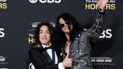 Kennedy Center Honors recipient member of the band KISS, Paul Stanley, poses with Criss Angel on the red carpet for the 2025 Kennedy Center Honors at the John F. Kennedy Center for the Performing Arts in Washington, D.C., U.S., December 7, 2025. REUTERS/Jeenah Moon     TPX IMAGES OF THE DAY (REUTERS)