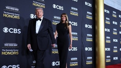 U.S. President Donald Trump and first lady Melania Trump walk on the red carpet for the 2025 Kennedy Center Honors at the John F. Kennedy Center for the Performing Arts in Washington, D.C., U.S., December 7, 2025. REUTERS/Tom Brenner (REUTERS)
