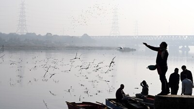 Gram it: People feed the migratory seagulls at Yamuna, in the Capital. As part of the larger project to to address the pollution in the river and clean it, the Delhi Jal Board (DJB) is in the process of finalising a consultant for the Sewerage Master Plan (SWP) 2043. (Photo: Arvind Yadav/HT)