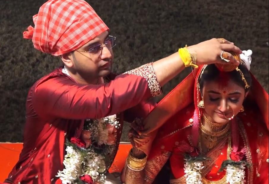 ডাক্তার বর শুভদীপের সঙ্গে বিয়ে ভেঙেছে শ্রীপর্ণার। ডাক্তার বর শুভদীপের সঙ্গে বিয়ে ভেঙেছে শ্রীপর্ণার।