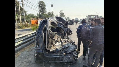 The damaged vehicles after accident in Karrnal on Wednesday. (HT Photo)