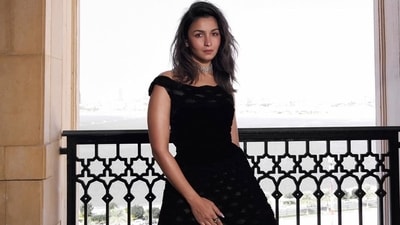 Read on to discover more details about Alia's stunning ensemble! (instagram/@aliaabhatt) Read on to discover more details about Alia's stunning ensemble! (instagram/@aliaabhatt)