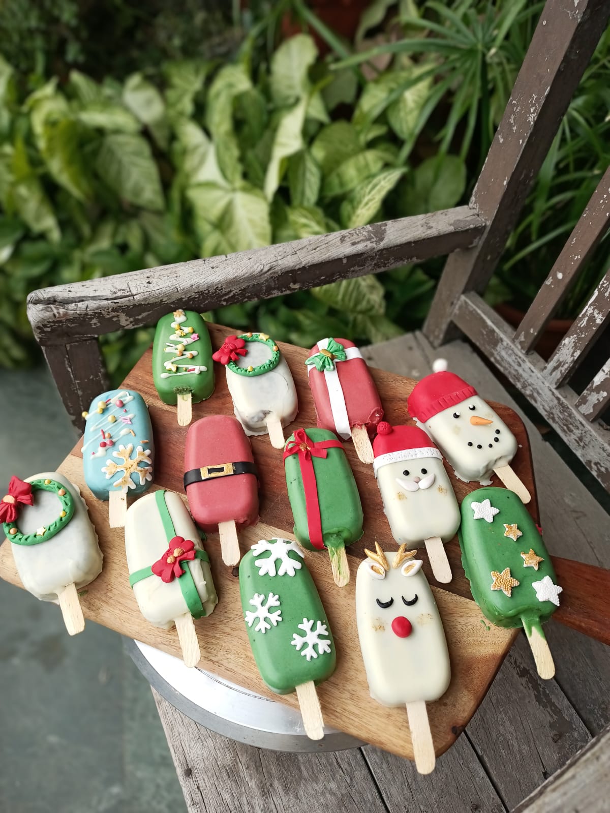 Christmas cakesickles. Christmas cakesickles.