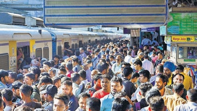 Mumbai, India - Oct 27, 2023 : People crowded at Andheri Railway Station due to 6th Line ongoing work between Khar to Goregaon, in Mumbai, India, Friday, Oct 27, 2023. (Photo by Vijay Bate/HT Photo)