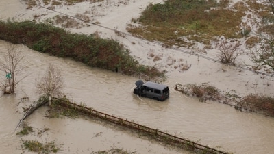 A drone view shows a vehicle stranded in an area flooded by the Wallace River, as an atmospheric river brings rain and flooding to the Pacific Northwest, in Gold Bar, Washington, U.S., December 10, 2025.  REUTERS/David Ryder (REUTERS)