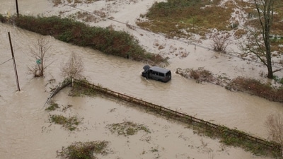 A drone view shows a vehicle stranded in an area flooded by the Wallace River, as an atmospheric river brings rain and flooding to the Pacific Northwest, in Gold Bar, Washington, U.S., December 10, 2025.  REUTERS/David Ryder (REUTERS)