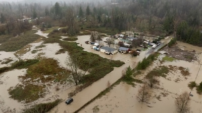 A drone view shows a vehicle stranded in an area flooded by the Wallace River, as an atmospheric river brings rain and flooding to the Pacific Northwest, in Gold Bar, Washington, U.S., December 10, 2025.  REUTERS/David Ryder (REUTERS)